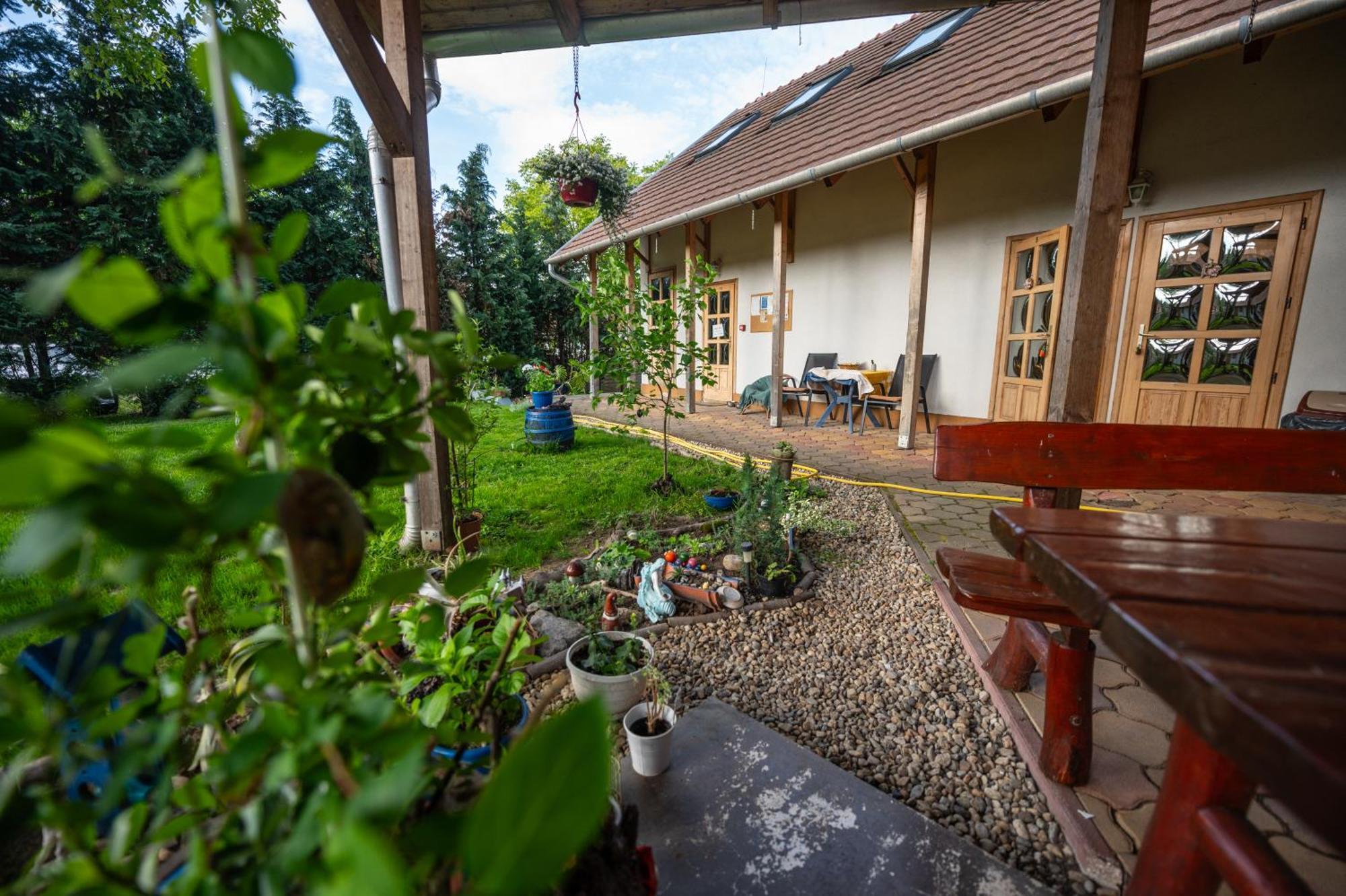 Guesthouse Kohari エゲルサローク エクステリア 写真